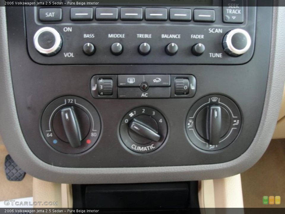 Pure Beige Interior Controls for the 2006 Volkswagen Jetta 2.5 Sedan #38392344