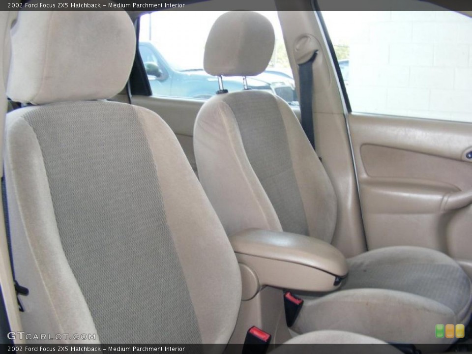 Medium Parchment Interior Photo for the 2002 Ford Focus ZX5 Hatchback #38403196