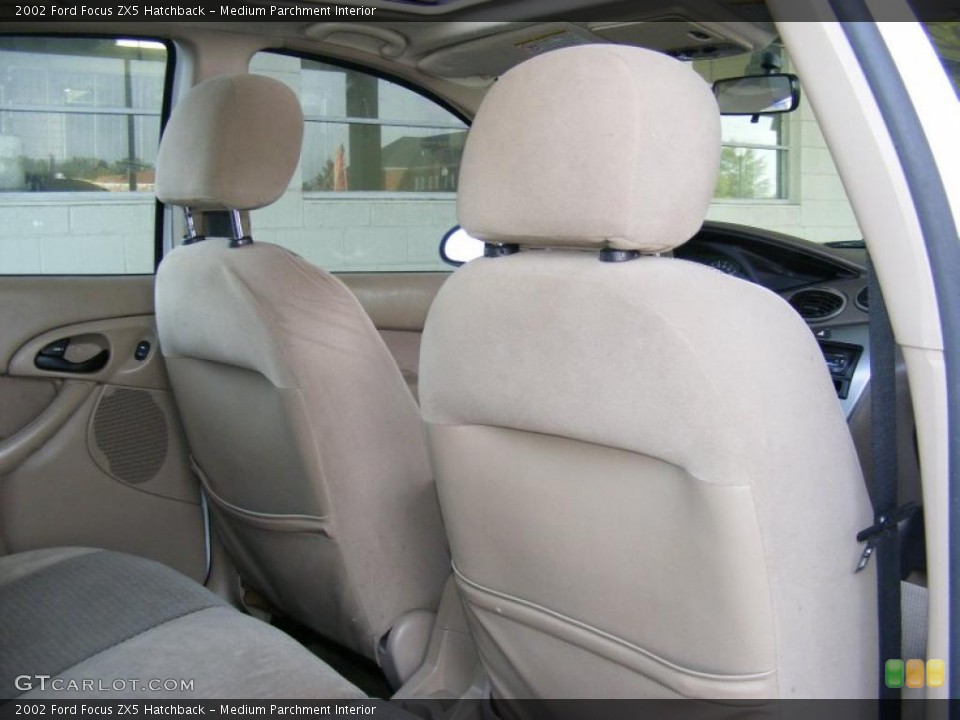 Medium Parchment Interior Photo for the 2002 Ford Focus ZX5 Hatchback #38403212