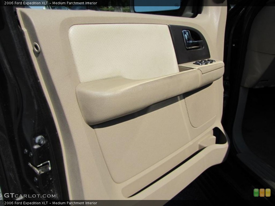 Medium Parchment Interior Photo for the 2006 Ford Expedition XLT #38404640