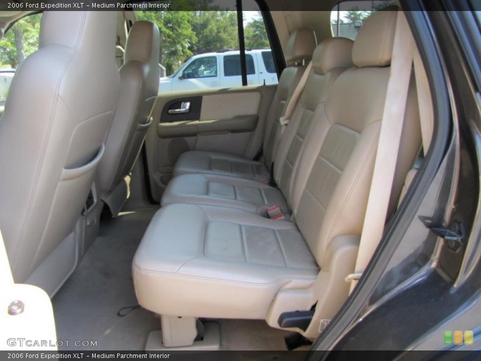 Medium Parchment Interior Photo for the 2006 Ford Expedition XLT #38404656