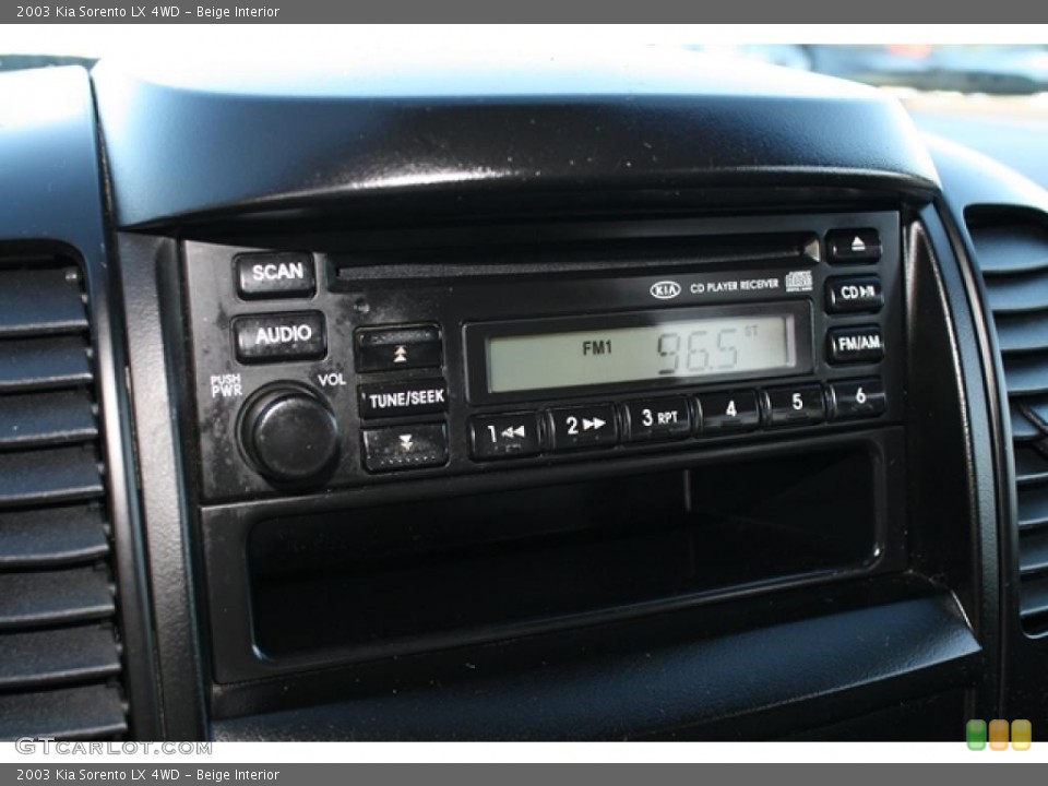 Beige Interior Controls for the 2003 Kia Sorento LX 4WD #38424641
