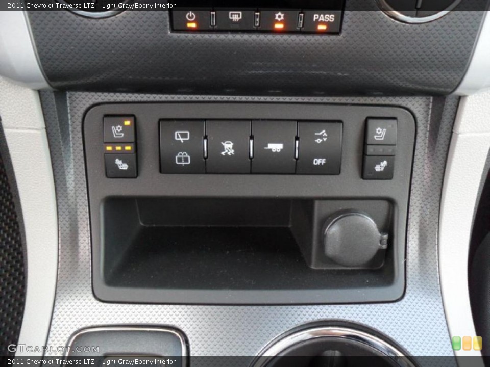 Light Gray/Ebony Interior Controls for the 2011 Chevrolet Traverse LTZ #38426009