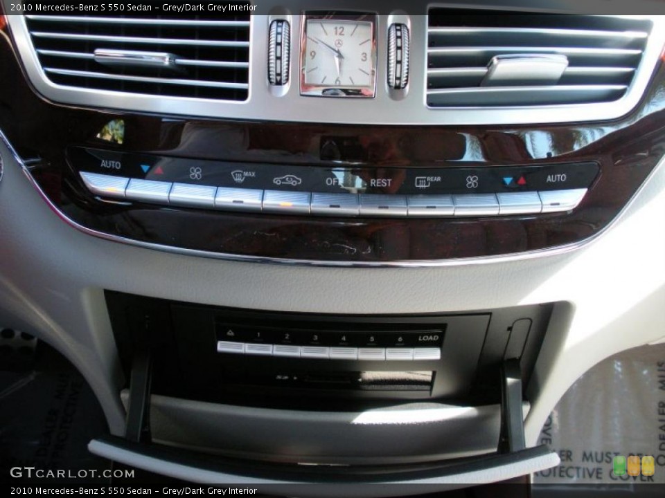 Grey/Dark Grey Interior Controls for the 2010 Mercedes-Benz S 550 Sedan #38444660