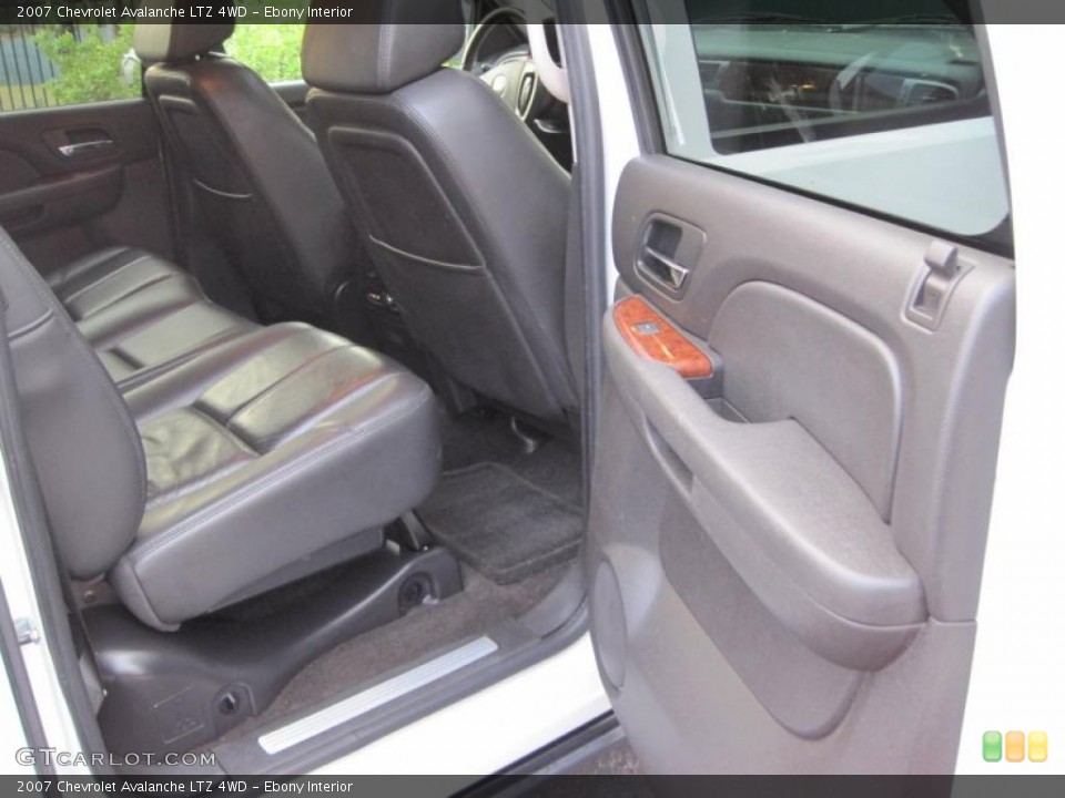Ebony Interior Photo for the 2007 Chevrolet Avalanche LTZ 4WD #38473839
