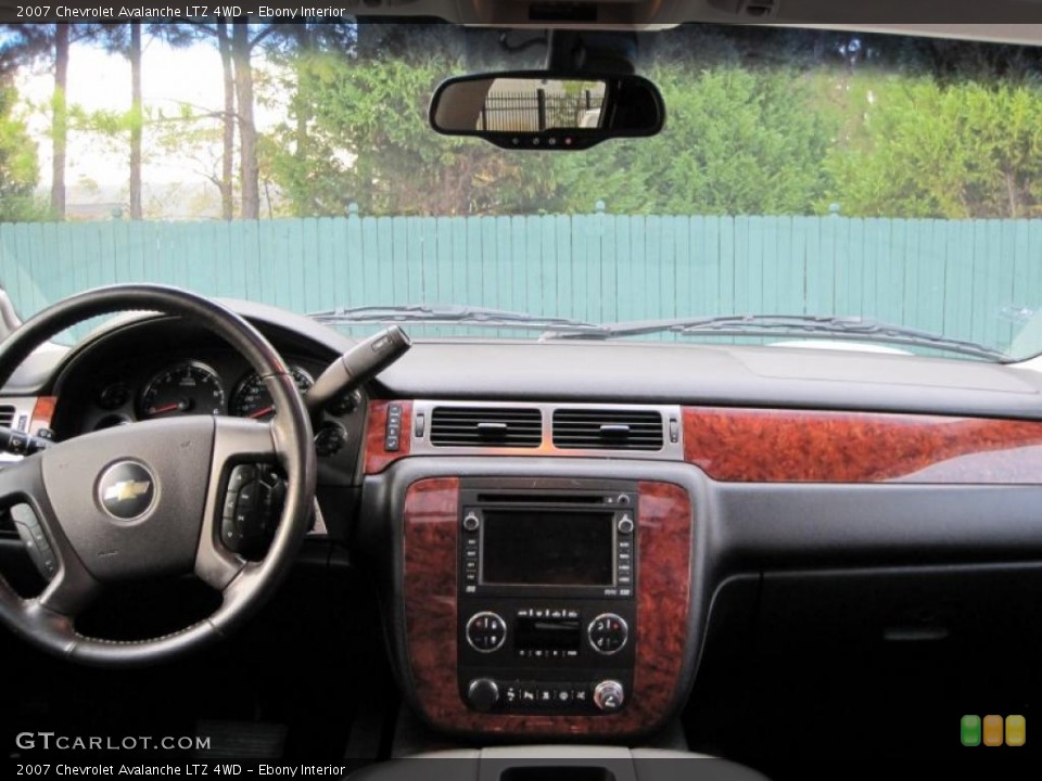 Ebony Interior Dashboard for the 2007 Chevrolet Avalanche LTZ 4WD #38473843