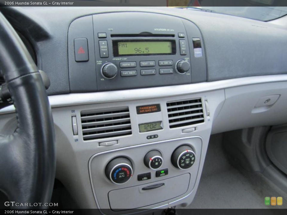 Gray Interior Controls for the 2006 Hyundai Sonata GL #38495355