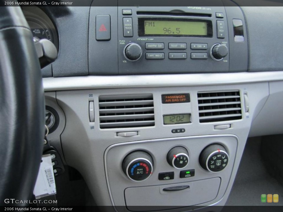 Gray Interior Controls for the 2006 Hyundai Sonata GL #38495387
