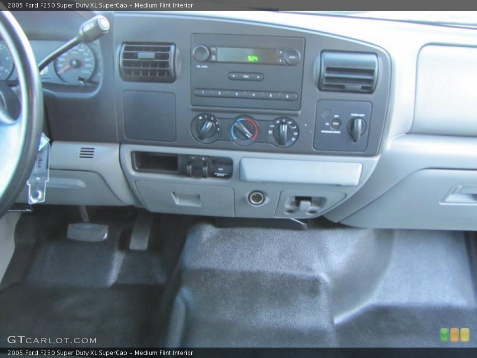 Medium Flint Interior Controls for the 2005 Ford F250 Super Duty XL SuperCab #38521635