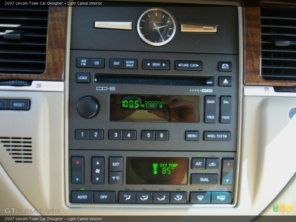 Light Camel Interior Controls for the 2007 Lincoln Town Car Designer #38562173