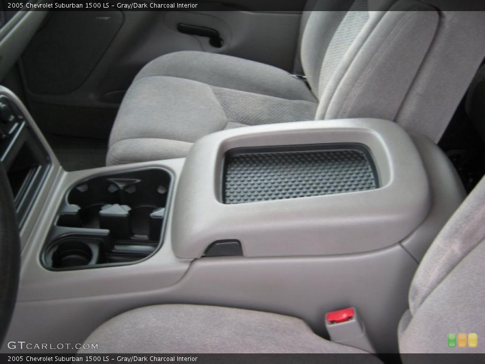 Gray/Dark Charcoal Interior Photo for the 2005 Chevrolet Suburban 1500 LS #38577100
