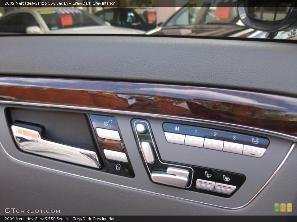 Grey/Dark Grey Interior Controls for the 2009 Mercedes-Benz S 550 Sedan #38579364