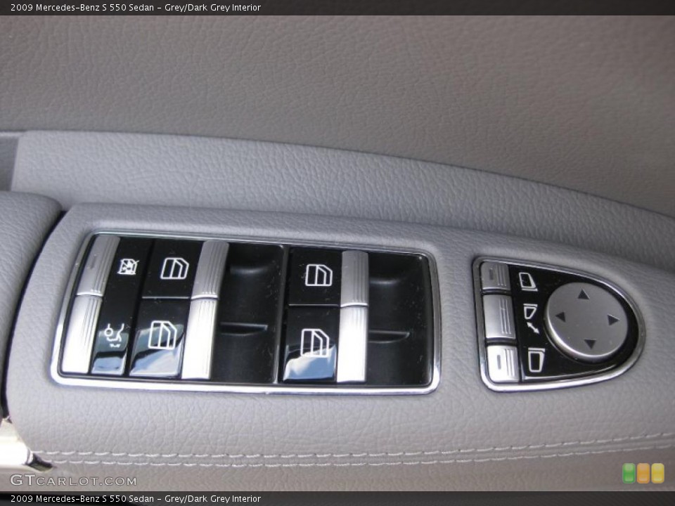 Grey/Dark Grey Interior Controls for the 2009 Mercedes-Benz S 550 Sedan #38579388