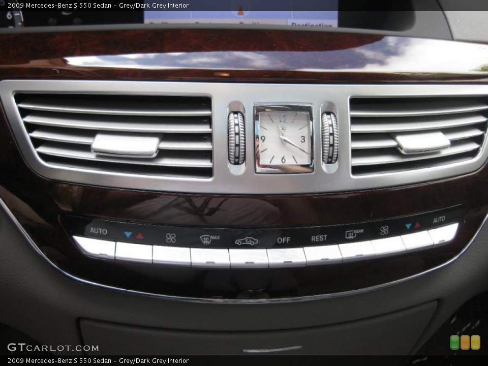Grey/Dark Grey Interior Controls for the 2009 Mercedes-Benz S 550 Sedan #38579476