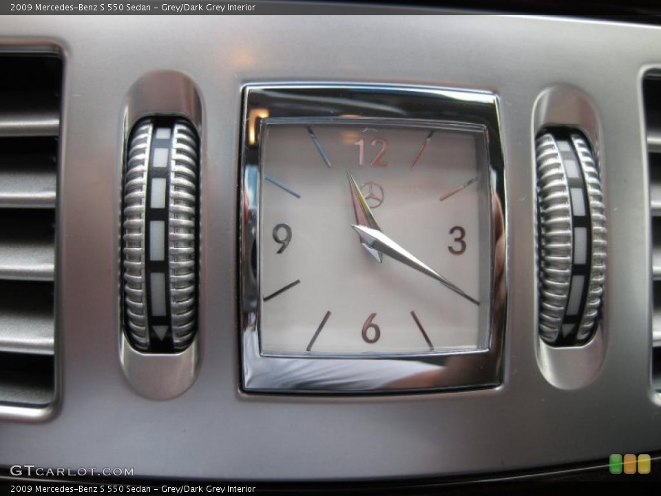 Grey/Dark Grey Interior Controls for the 2009 Mercedes-Benz S 550 Sedan #38579500
