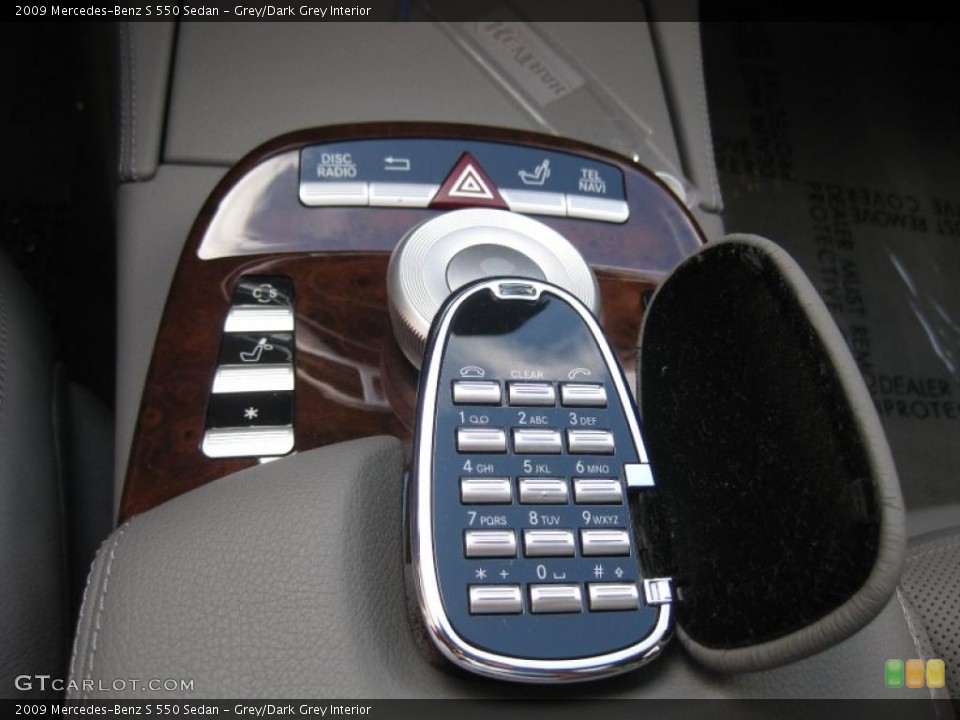 Grey/Dark Grey Interior Controls for the 2009 Mercedes-Benz S 550 Sedan #38579520