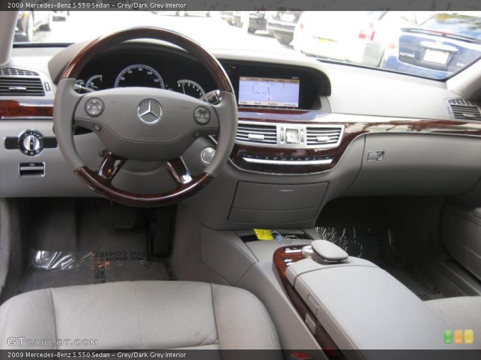 Grey/Dark Grey Interior Photo for the 2009 Mercedes-Benz S 550 Sedan #38579636