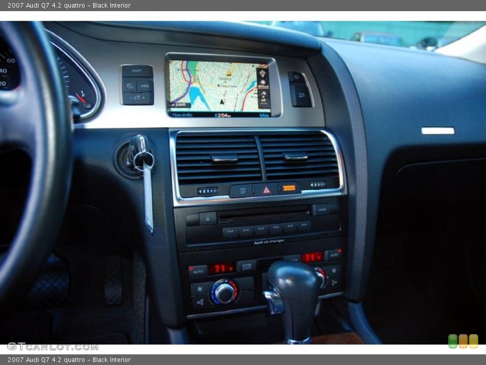 Black Interior Controls for the 2007 Audi Q7 4.2 quattro #38584276