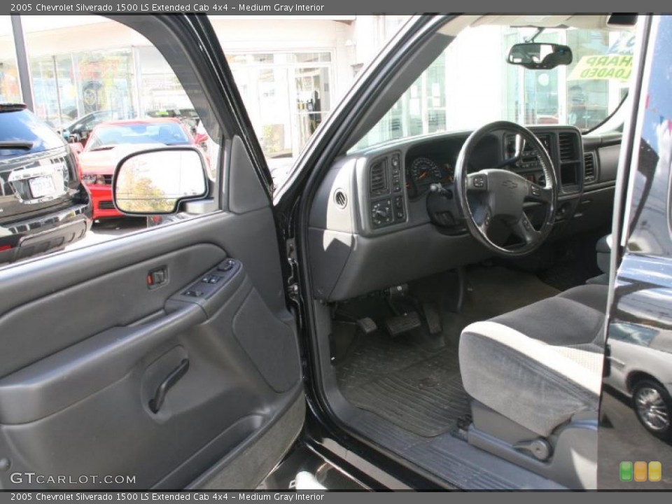 Medium Gray Interior Photo for the 2005 Chevrolet Silverado 1500 LS Extended Cab 4x4 #38671810