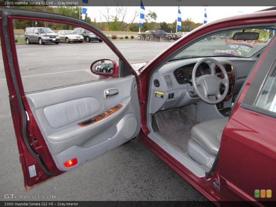 Gray Interior Photo for the 2000 Hyundai Sonata GLS V6 #38672939