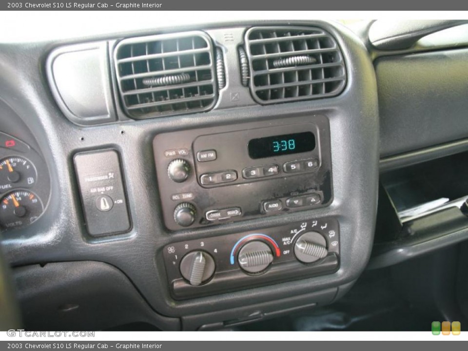 Graphite Interior Controls for the 2003 Chevrolet S10 LS Regular Cab #38698631