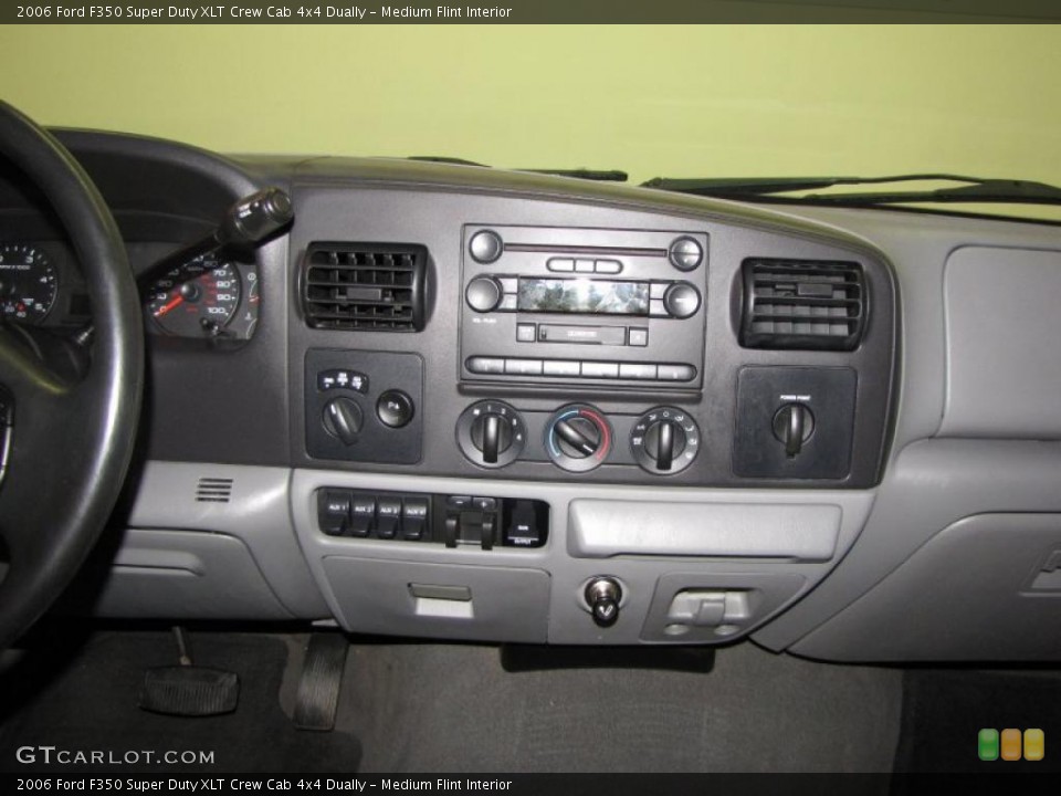 Medium Flint Interior Photo for the 2006 Ford F350 Super Duty XLT Crew Cab 4x4 Dually #38748944