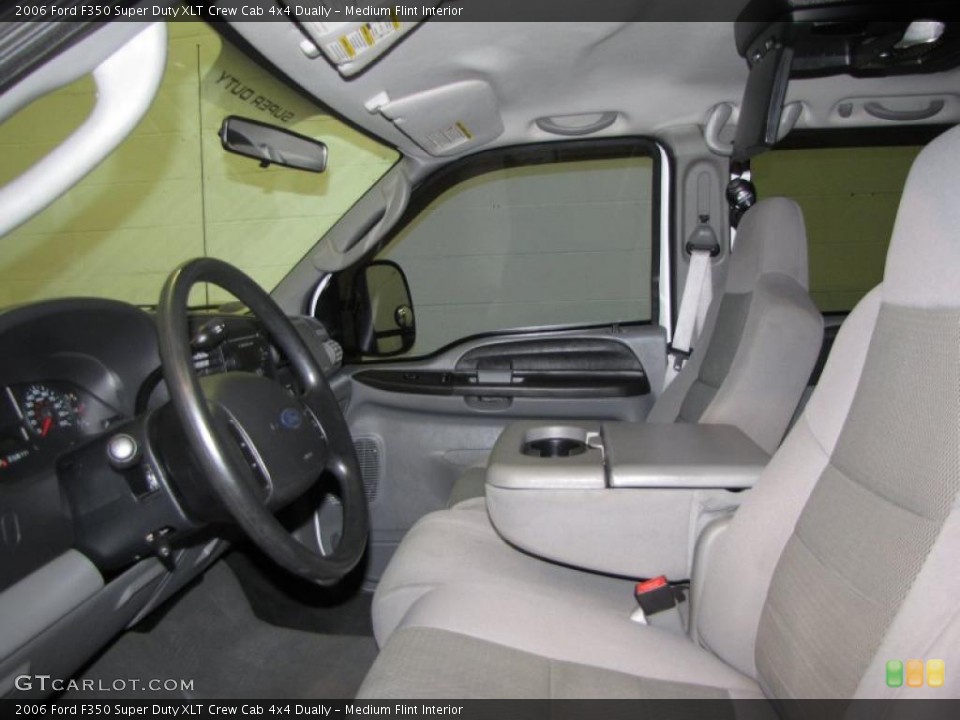 Medium Flint Interior Photo for the 2006 Ford F350 Super Duty XLT Crew Cab 4x4 Dually #38748968