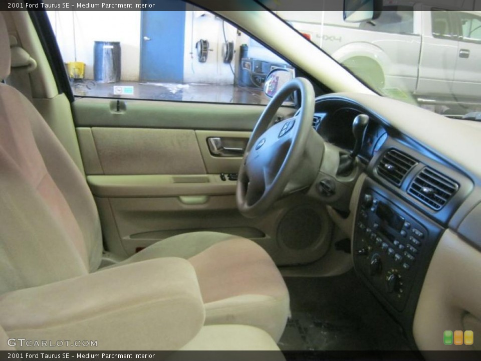 Medium Parchment Interior Photo for the 2001 Ford Taurus SE #38856544