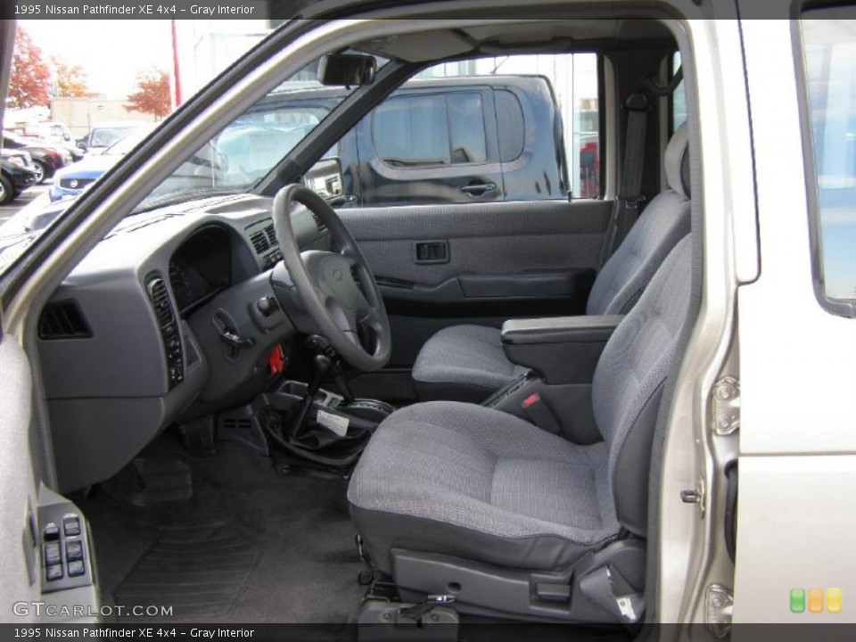 Gray Interior Photo for the 1995 Nissan Pathfinder XE 4x4 #38886489