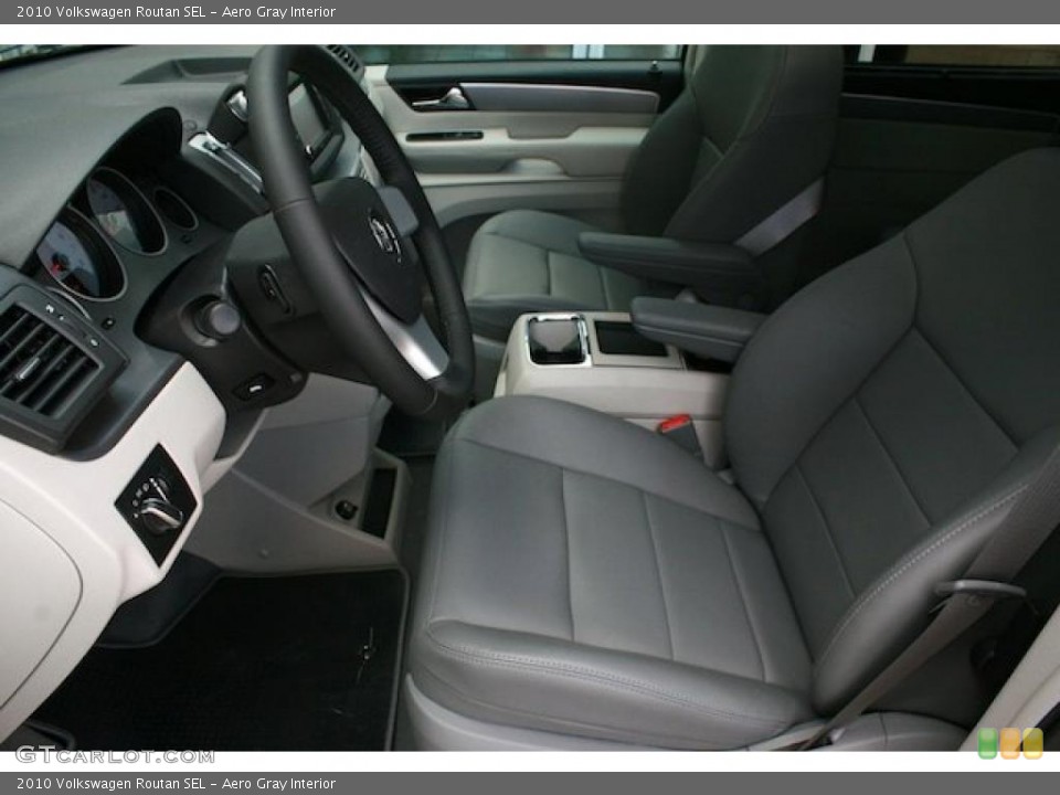 Aero Gray Interior Photo for the 2010 Volkswagen Routan SEL #38903714