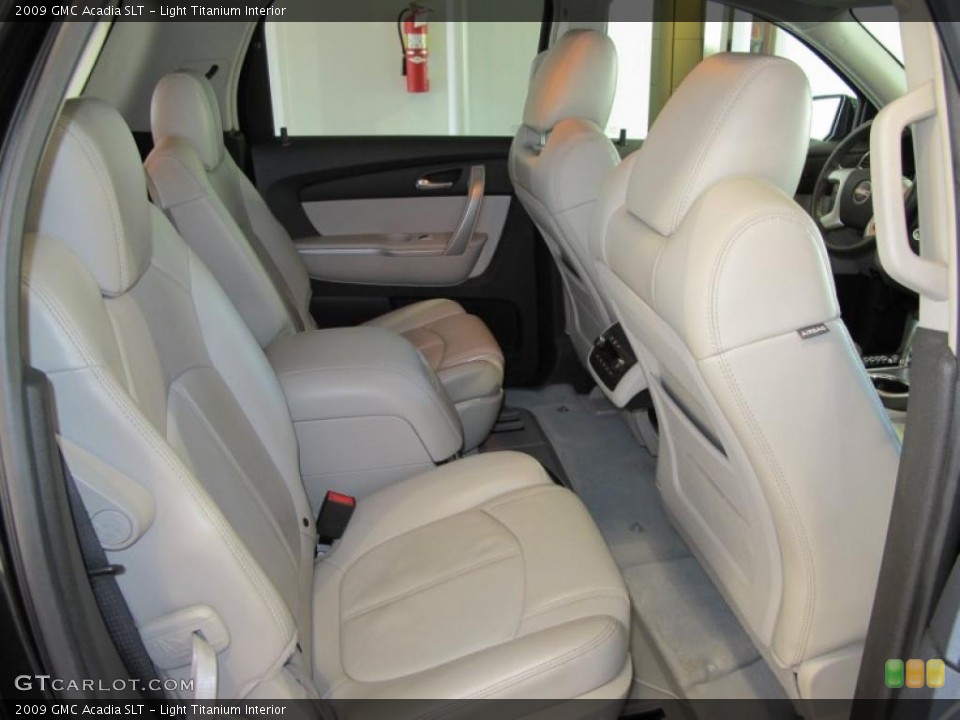 Light Titanium Interior Photo for the 2009 GMC Acadia SLT #38931954