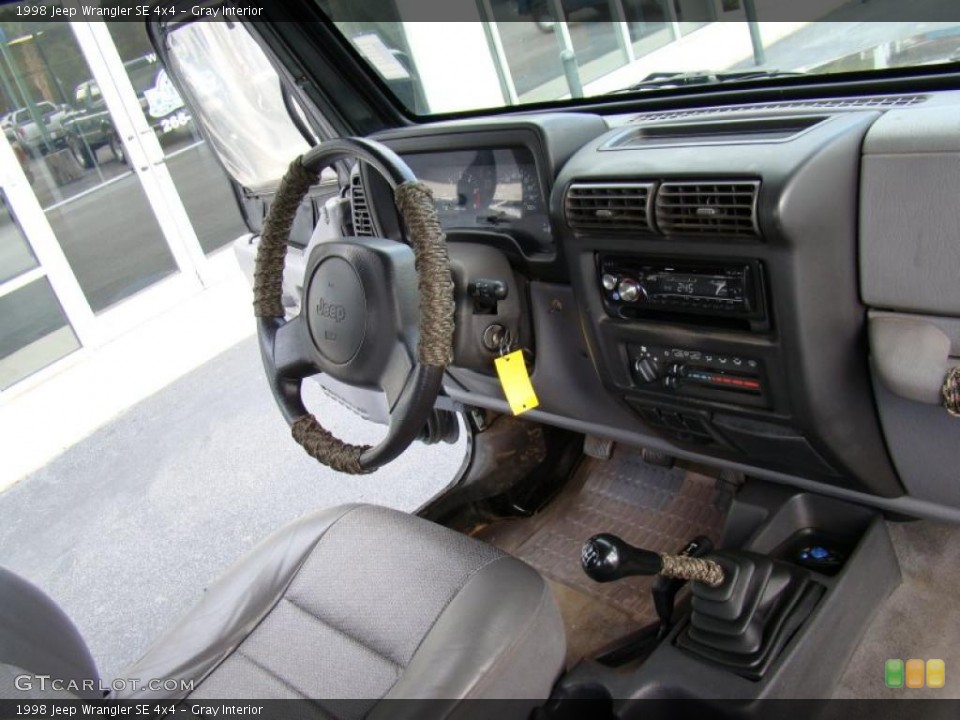 Gray Interior Photo for the 1998 Jeep Wrangler SE 4x4 #38950258