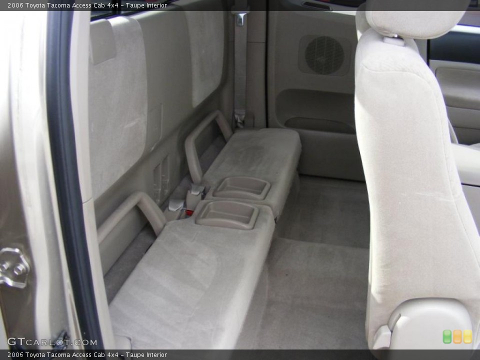 Taupe Interior Photo for the 2006 Toyota Tacoma Access Cab 4x4 #38952270