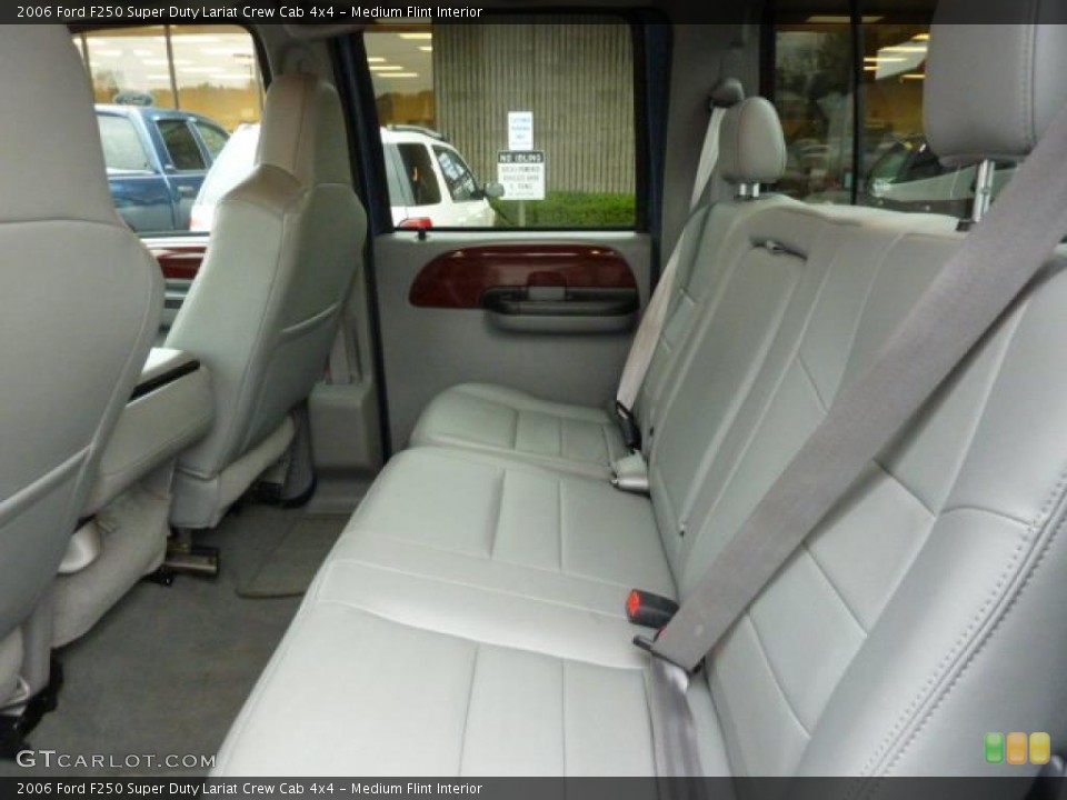 Medium Flint Interior Photo for the 2006 Ford F250 Super Duty Lariat Crew Cab 4x4 #38958694