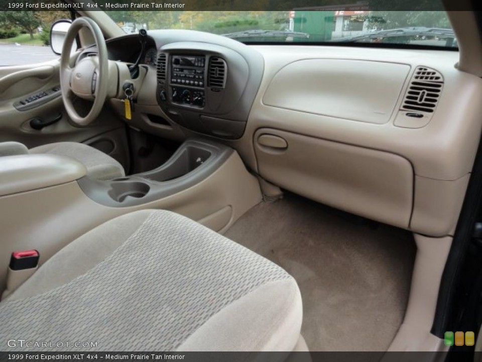 Medium Prairie Tan Interior Dashboard for the 1999 Ford Expedition XLT 4x4 #38991949
