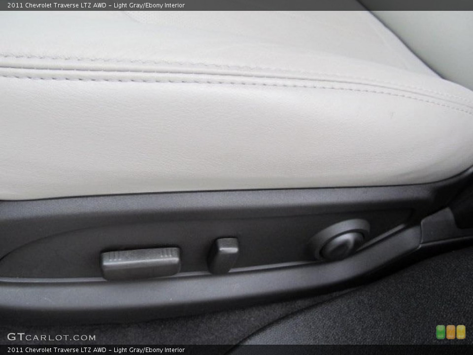 Light Gray/Ebony Interior Photo for the 2011 Chevrolet Traverse LTZ AWD #39001382