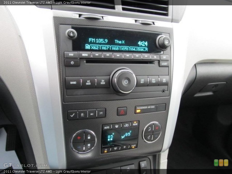 Light Gray/Ebony Interior Controls for the 2011 Chevrolet Traverse LTZ AWD #39001398