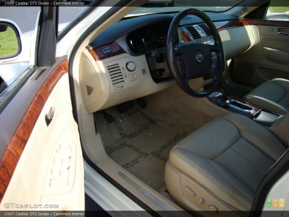 Cashmere Interior Photo for the 2007 Cadillac DTS Sedan #39021983