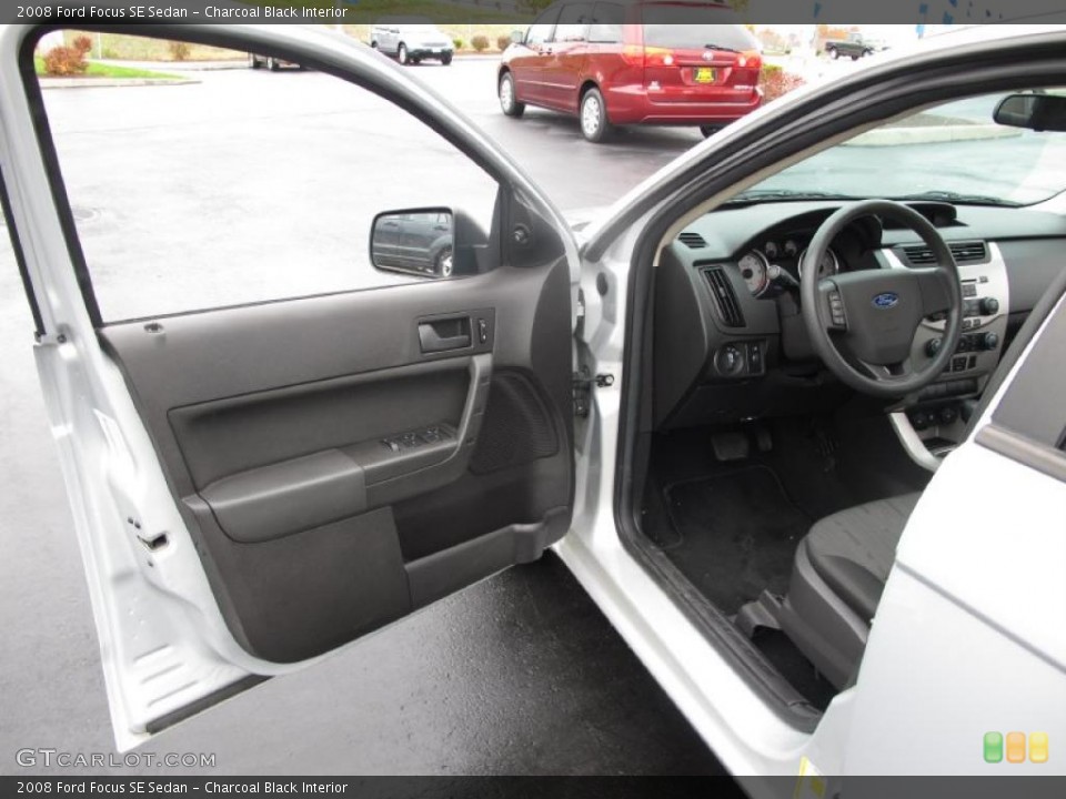 Charcoal Black Interior Photo for the 2008 Ford Focus SE Sedan #39035343