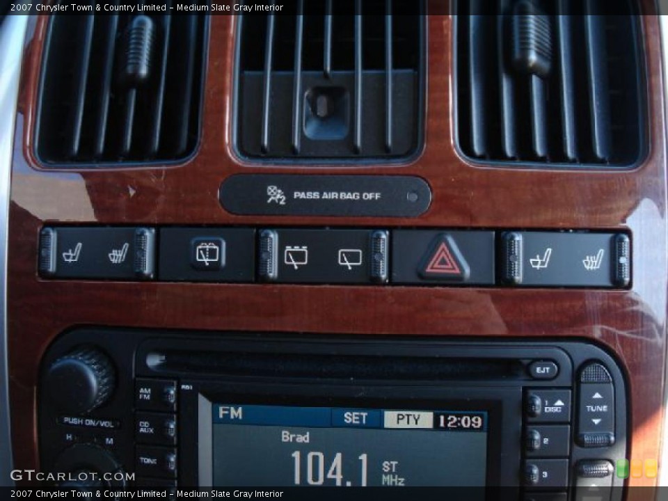 Medium Slate Gray Interior Controls for the 2007 Chrysler Town & Country Limited #39037575