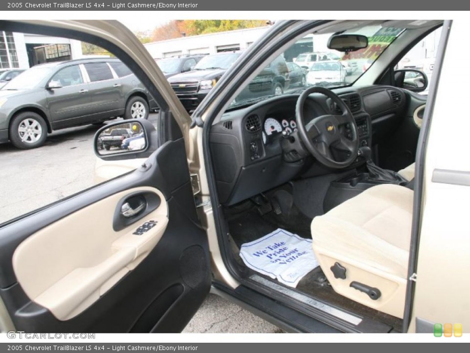 Light Cashmere/Ebony Interior Photo for the 2005 Chevrolet TrailBlazer LS 4x4 #39042943