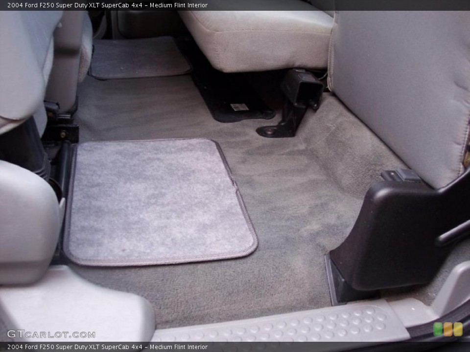 Medium Flint Interior Photo for the 2004 Ford F250 Super Duty XLT SuperCab 4x4 #39044164