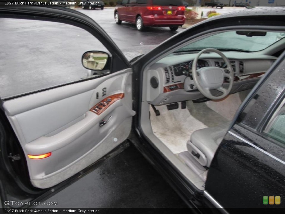 Medium Gray Interior Photo for the 1997 Buick Park Avenue Sedan #39051344