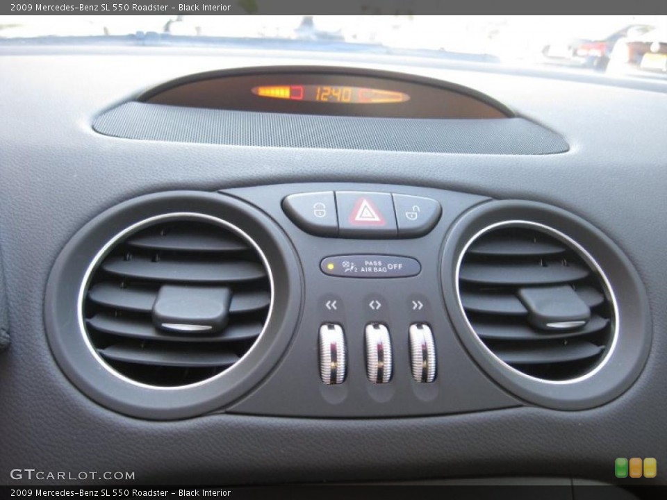 Black Interior Controls for the 2009 Mercedes-Benz SL 550 Roadster #39054008