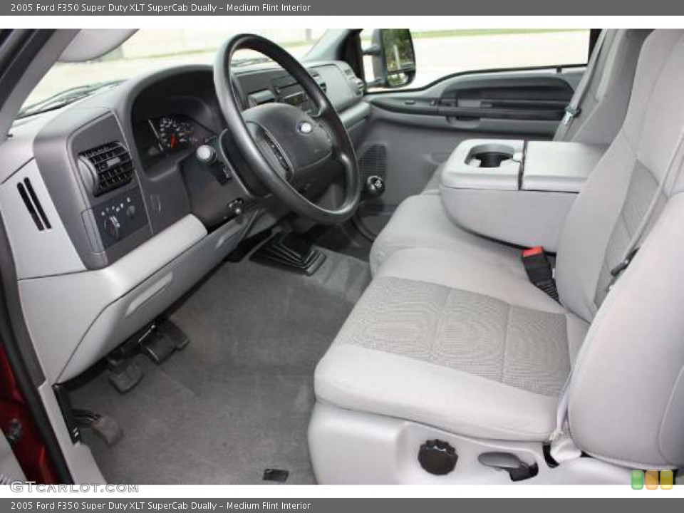 Medium Flint Interior Photo for the 2005 Ford F350 Super Duty XLT SuperCab Dually #39061311