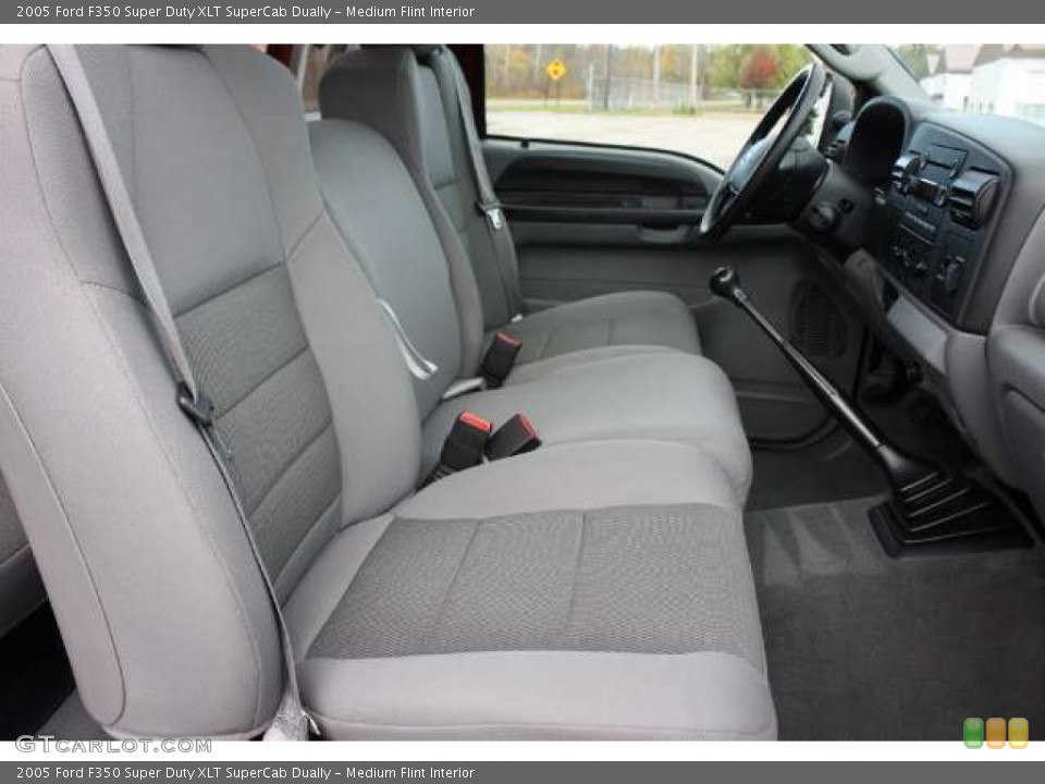 Medium Flint Interior Photo for the 2005 Ford F350 Super Duty XLT SuperCab Dually #39061487