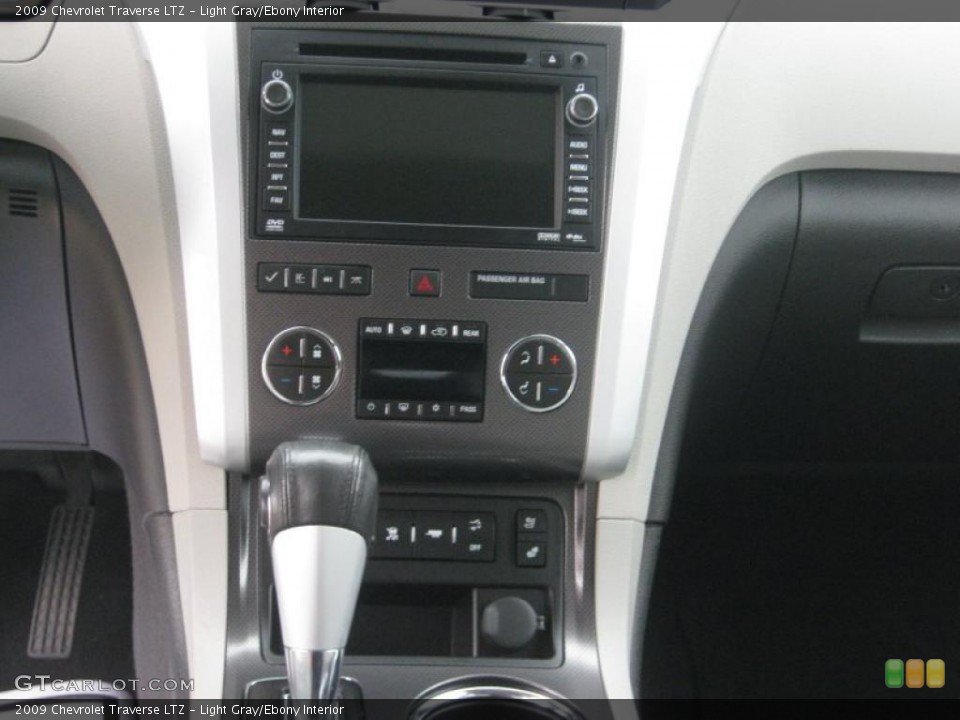 Light Gray/Ebony Interior Controls for the 2009 Chevrolet Traverse LTZ #39067467