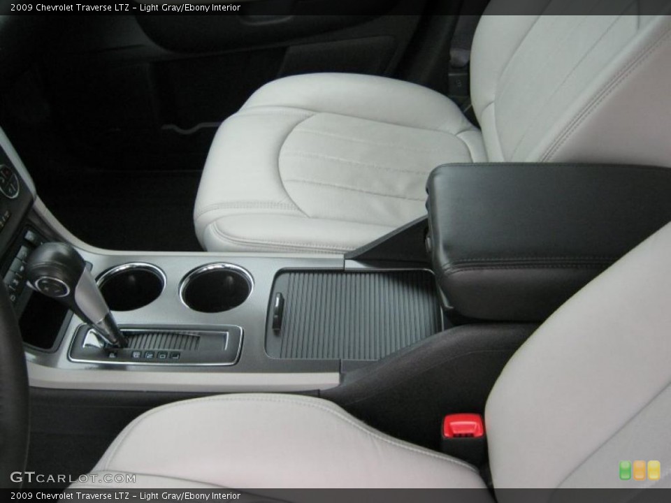 Light Gray/Ebony Interior Photo for the 2009 Chevrolet Traverse LTZ #39067515