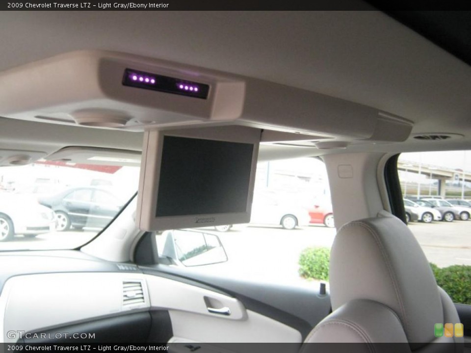 Light Gray/Ebony Interior Controls for the 2009 Chevrolet Traverse LTZ #39067555