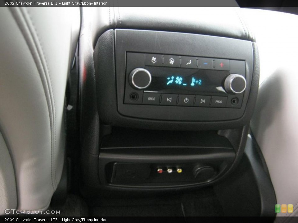 Light Gray/Ebony Interior Controls for the 2009 Chevrolet Traverse LTZ #39067579